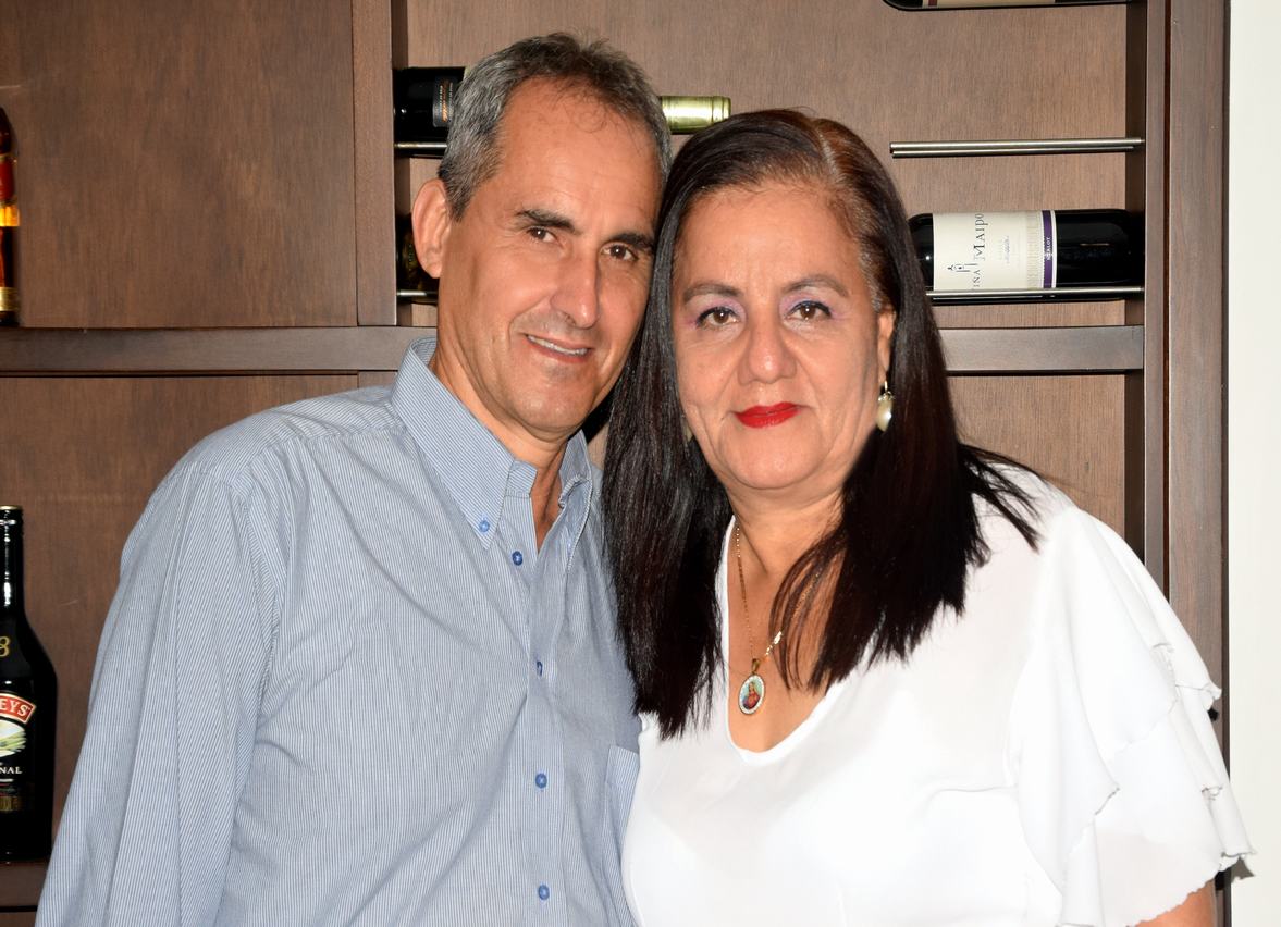 La cumpleañera Florelia Losada junto a su esposo Carlos Iván Calderón.
